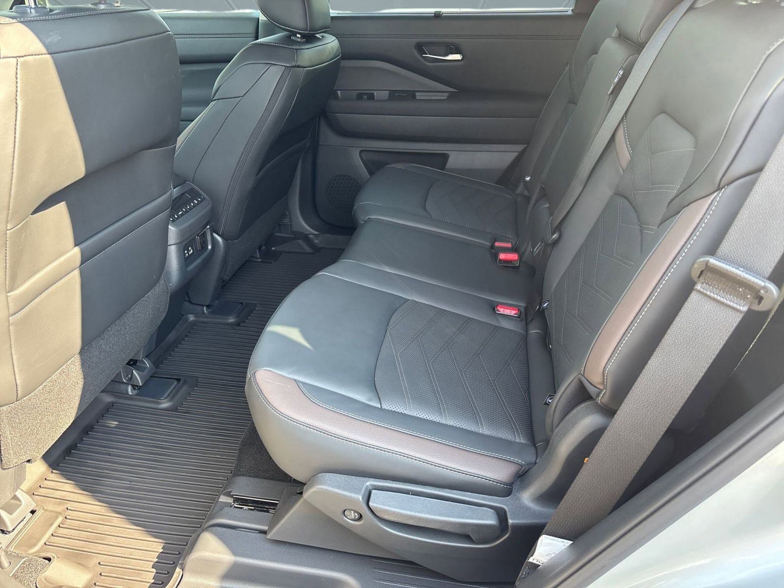 2025 Nissan Pathfinder Platinum photo 16