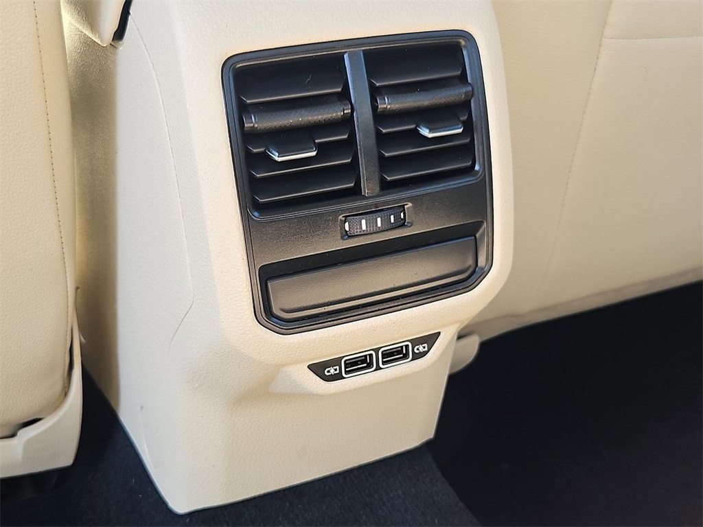 2019 Volkswagen Passat 2.0T Wolfsburg Edition photo 23