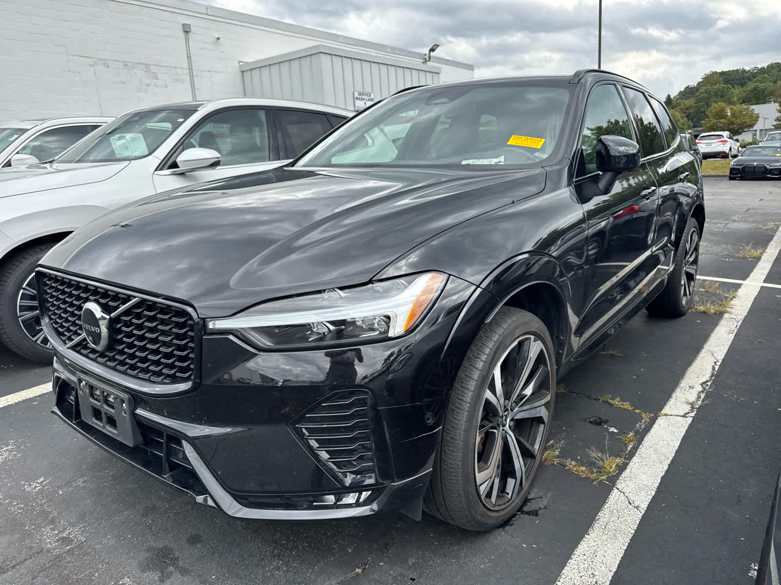 2022 Volvo XC60 R-Design photo 3