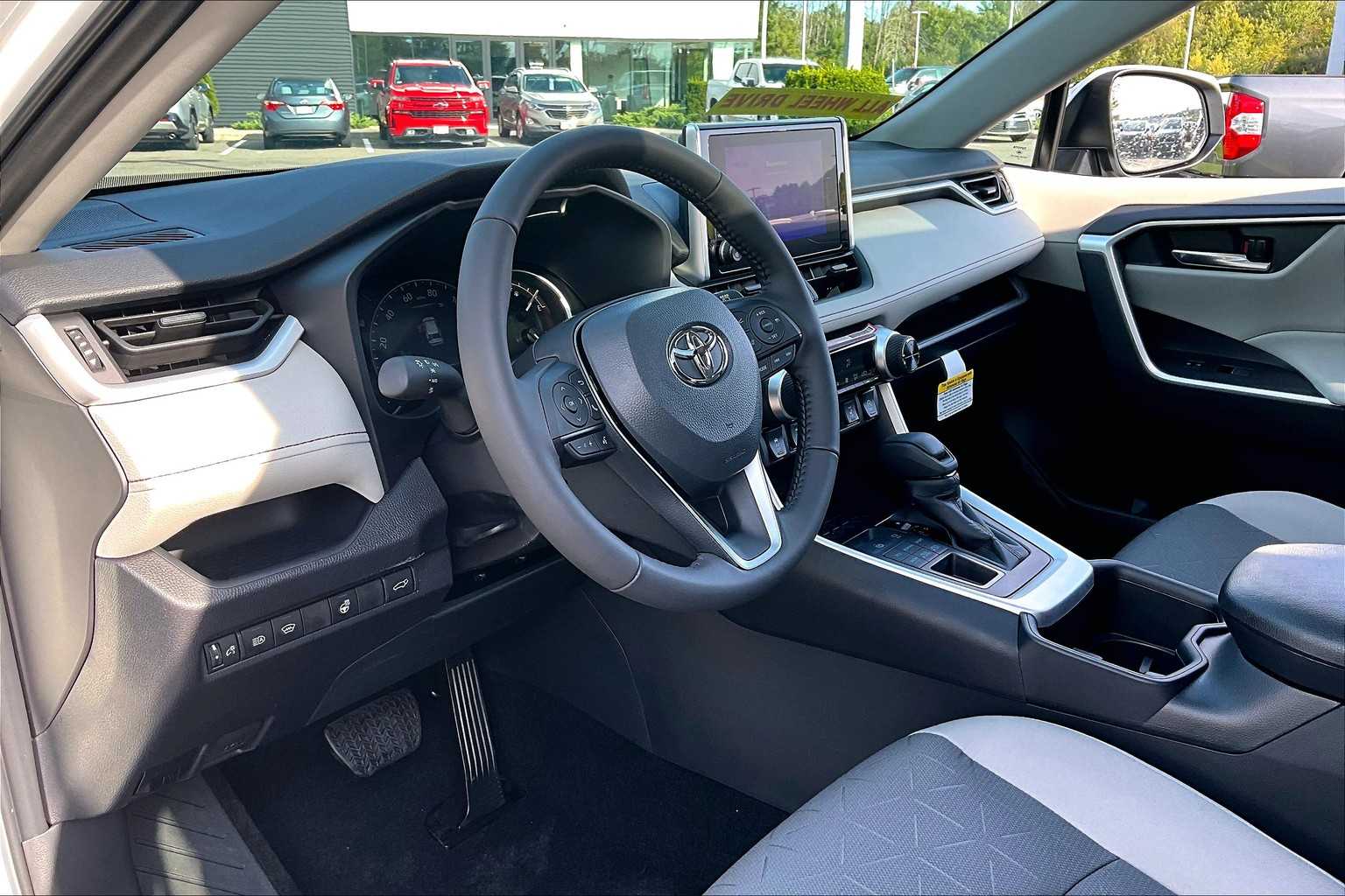 2025 Toyota RAV4 XLE photo 8