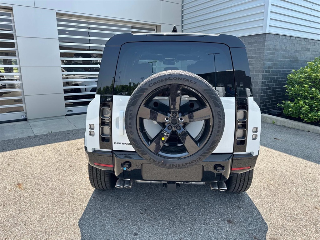 2025 Land Rover Defender 110 V8 photo 3