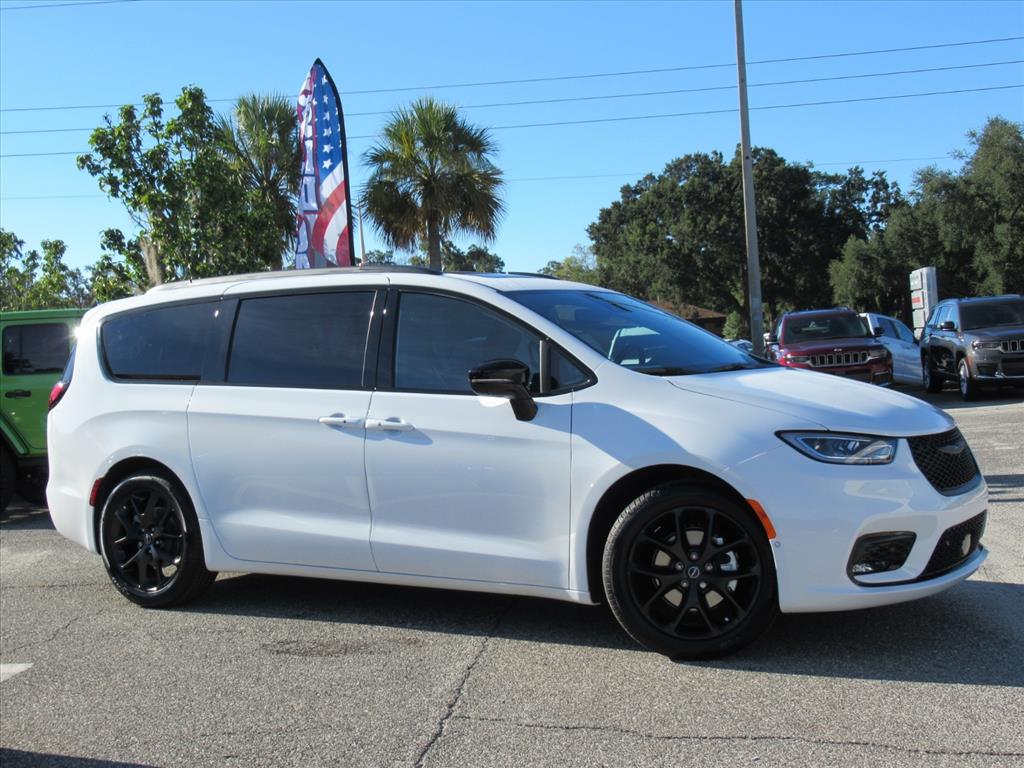 2026 Chrysler Pacifica Limited photo 2