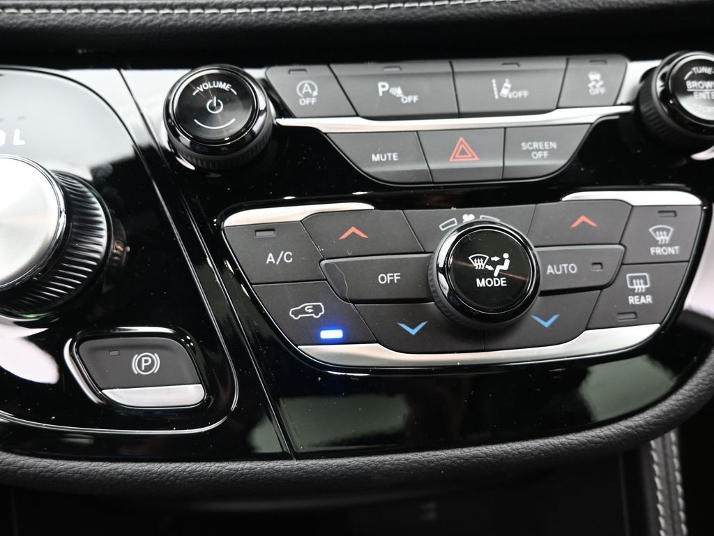 2026 Chrysler Pacifica Limited photo 13
