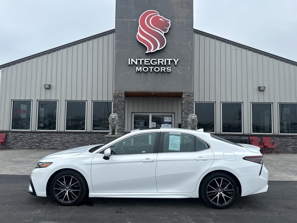 2023 Toyota Camry SE's photo