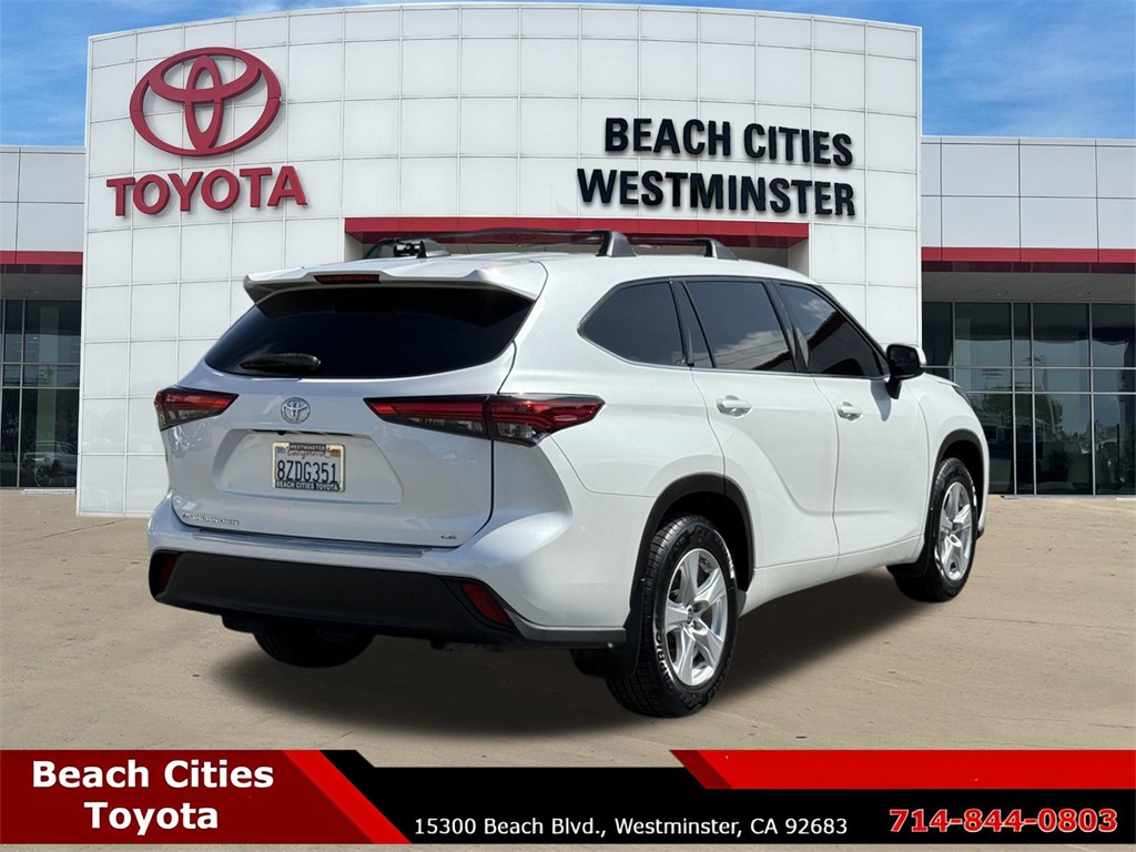 2022 Toyota Highlander LE photo 3