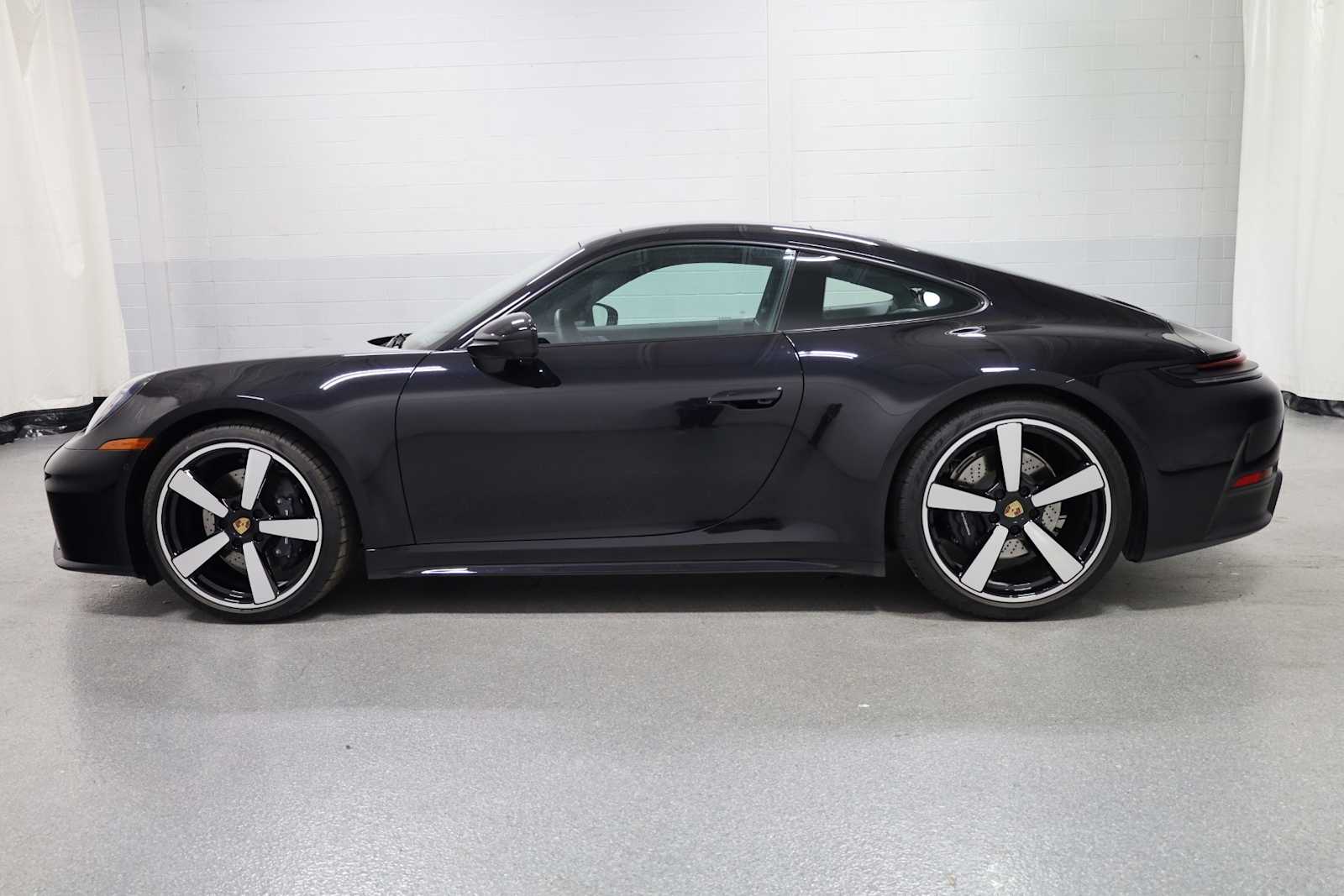 2025 Porsche 911 photo 2