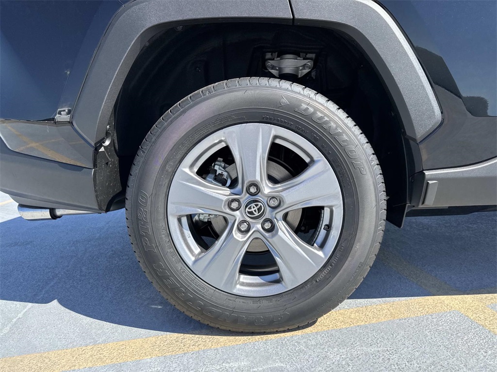 2025 Toyota RAV4 XLE photo 4
