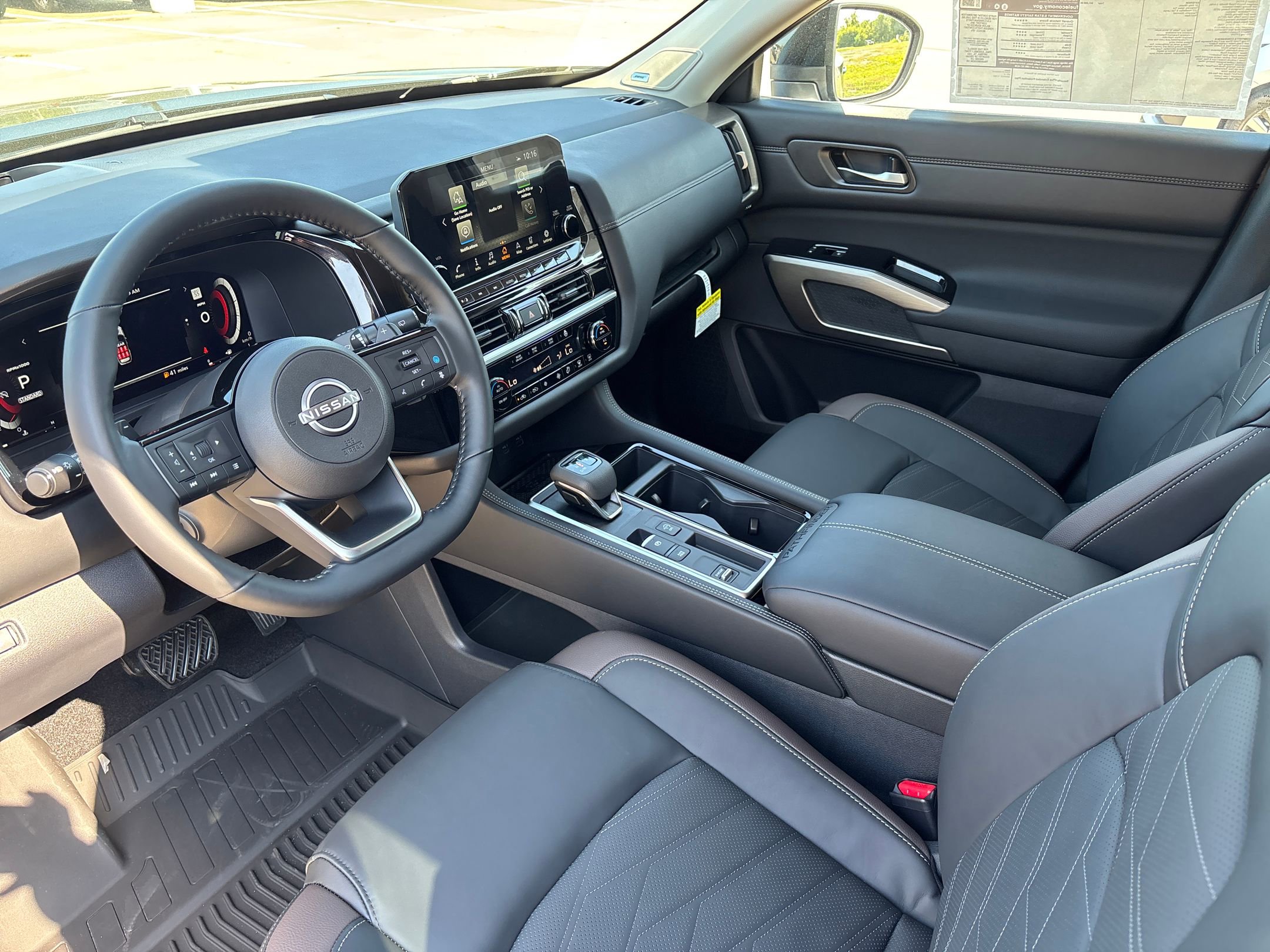 2025 Nissan Pathfinder Platinum photo 3