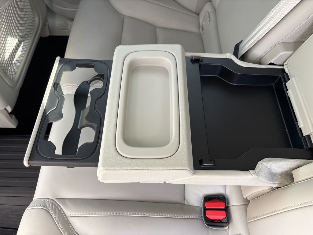 2022 Volvo XC60 B5 Inscription photo 17