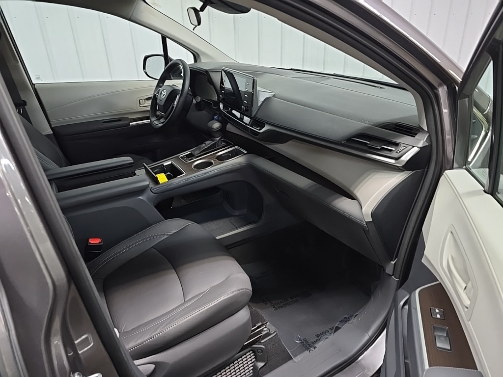 2021 Toyota Sienna LE photo 15