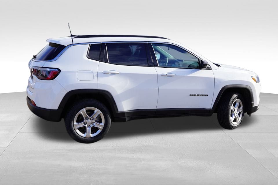 2024 Jeep Compass Latitude photo 2