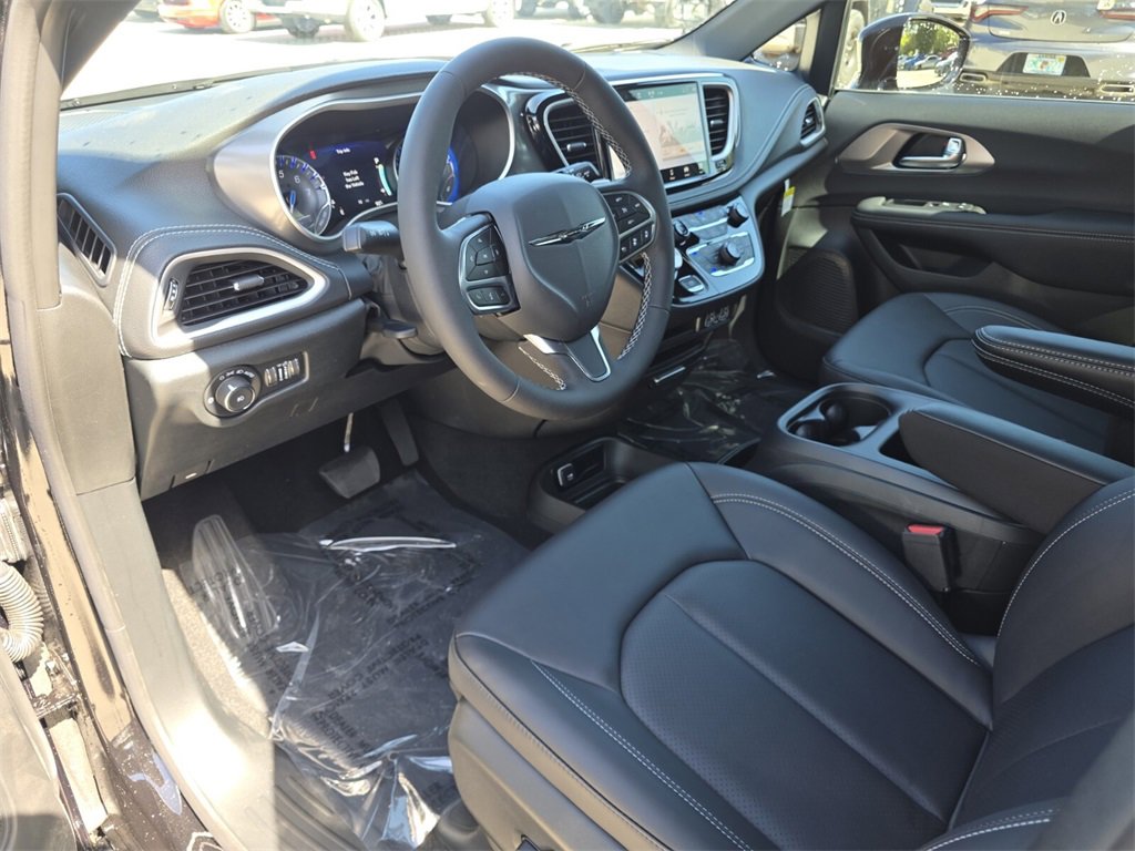 2025 Chrysler Pacifica photo 14