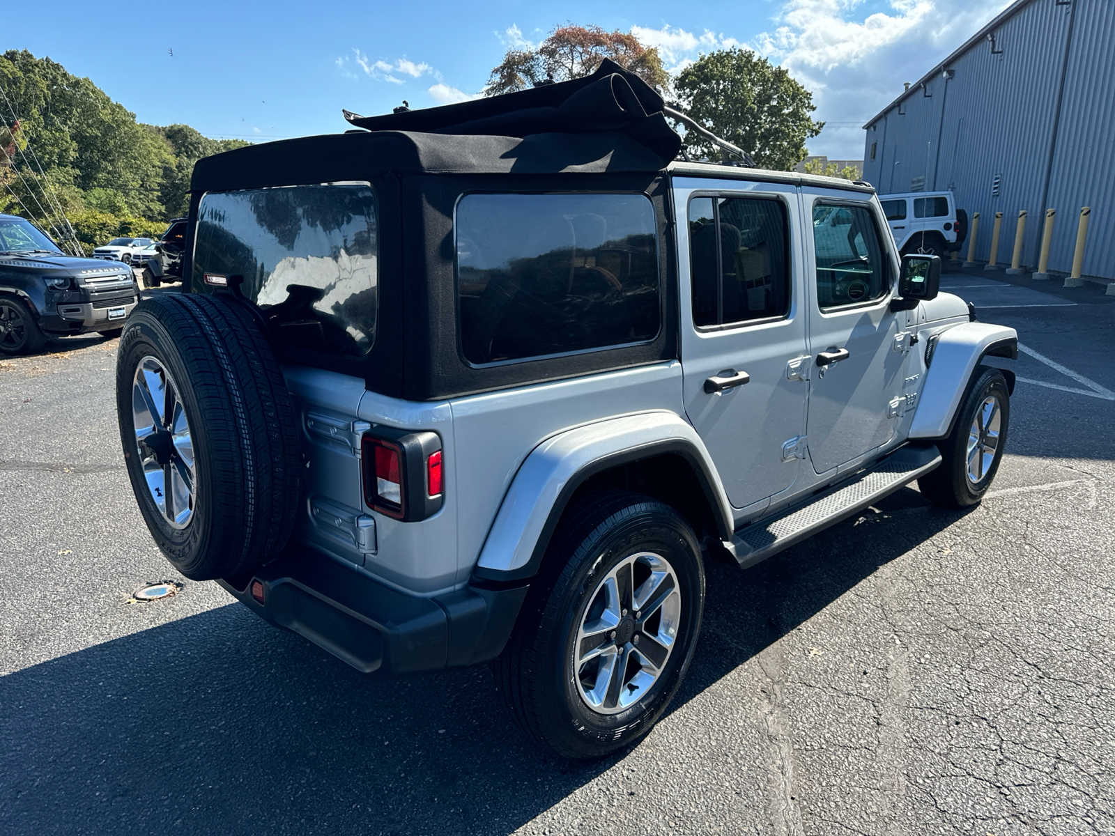 2023 Jeep Wrangler Sahara photo 5
