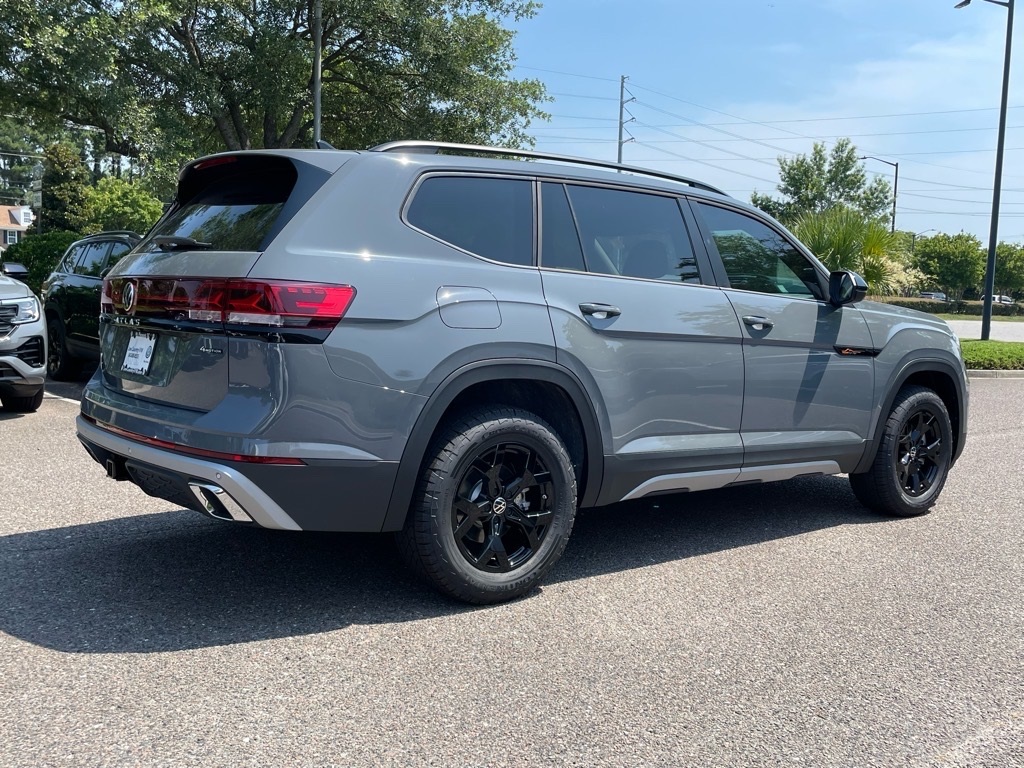 2025 Volkswagen Atlas Peak Edition SE photo 2