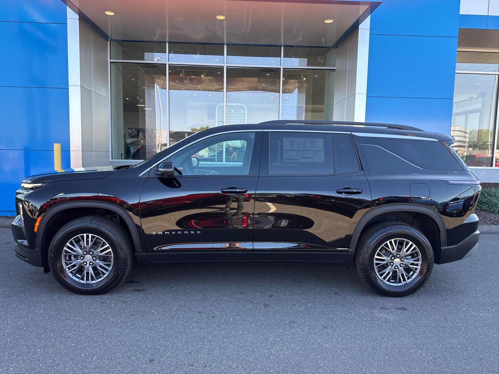 2025 Chevrolet Traverse photo 8