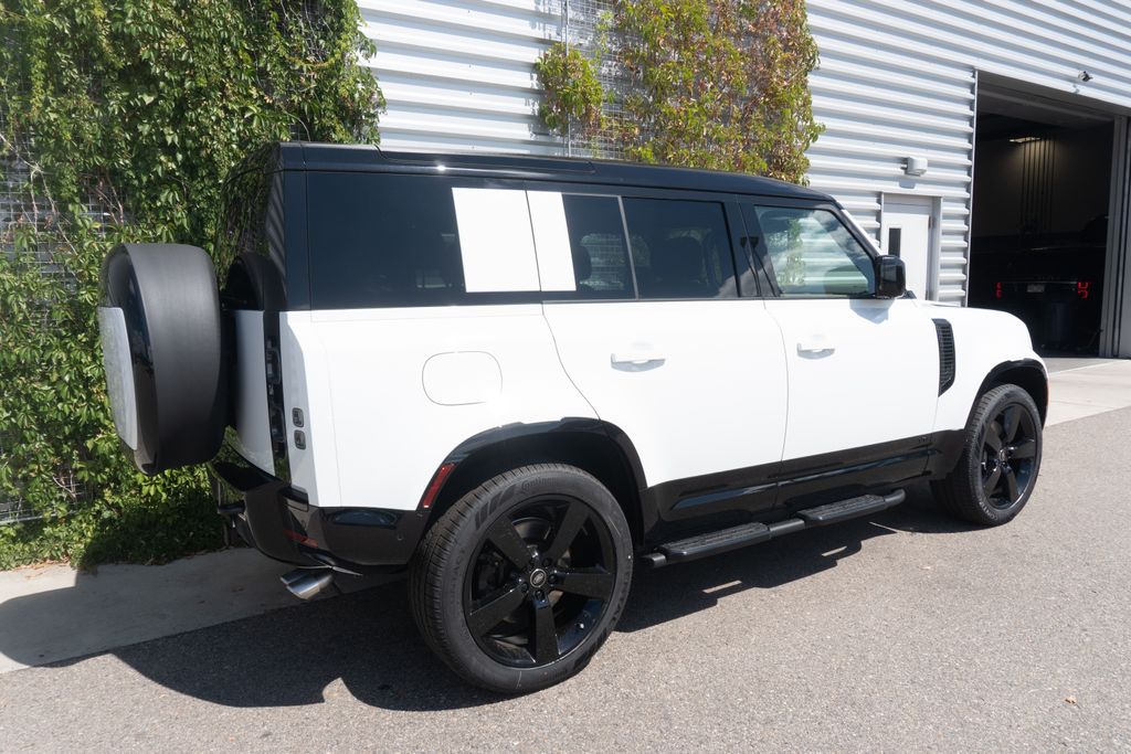 2025 Land Rover Defender 110 V8 photo 3