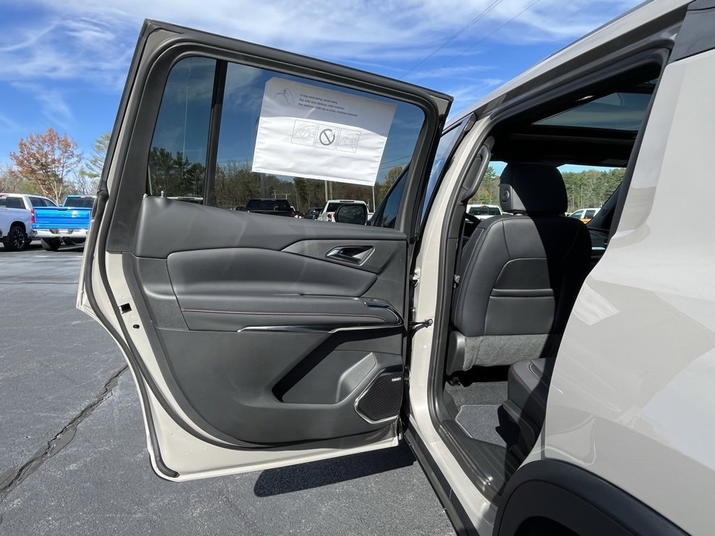 2026 Chevrolet Traverse Z71 photo 3