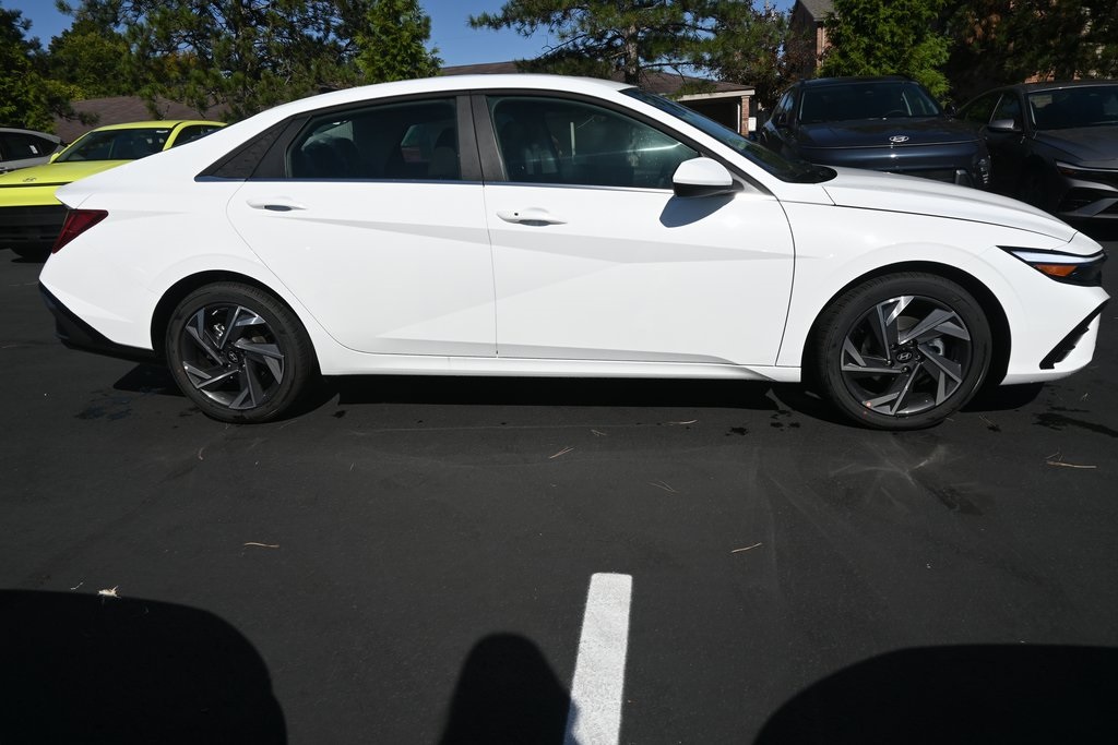 2025 Hyundai Elantra SEL Convenience photo 8