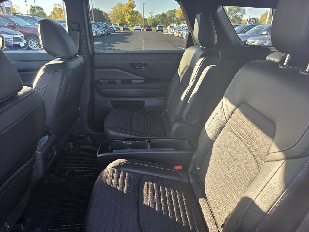 2024 Nissan Pathfinder Rock Creek photo 2