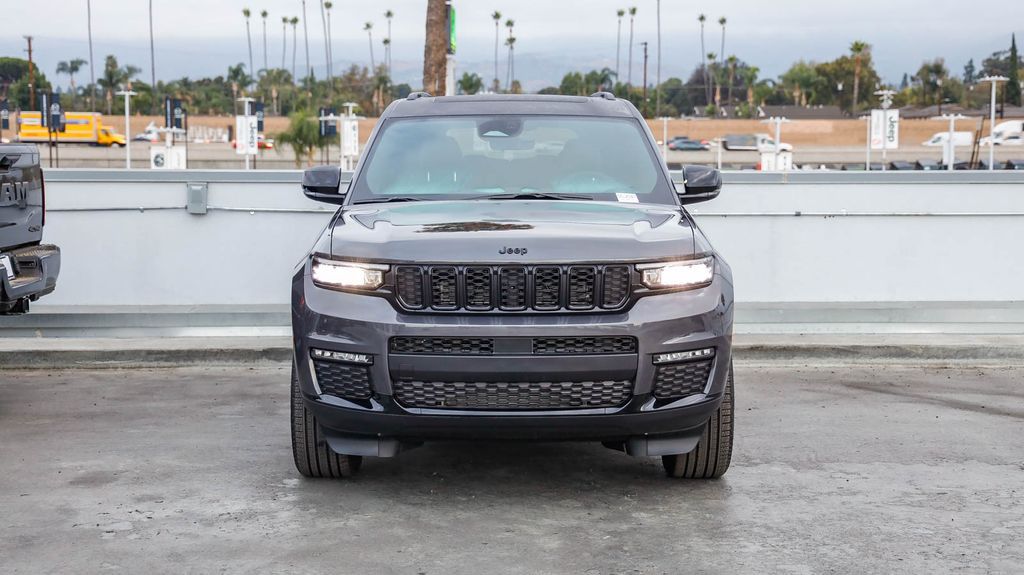 2025 Jeep Grand Cherokee Limited photo 3