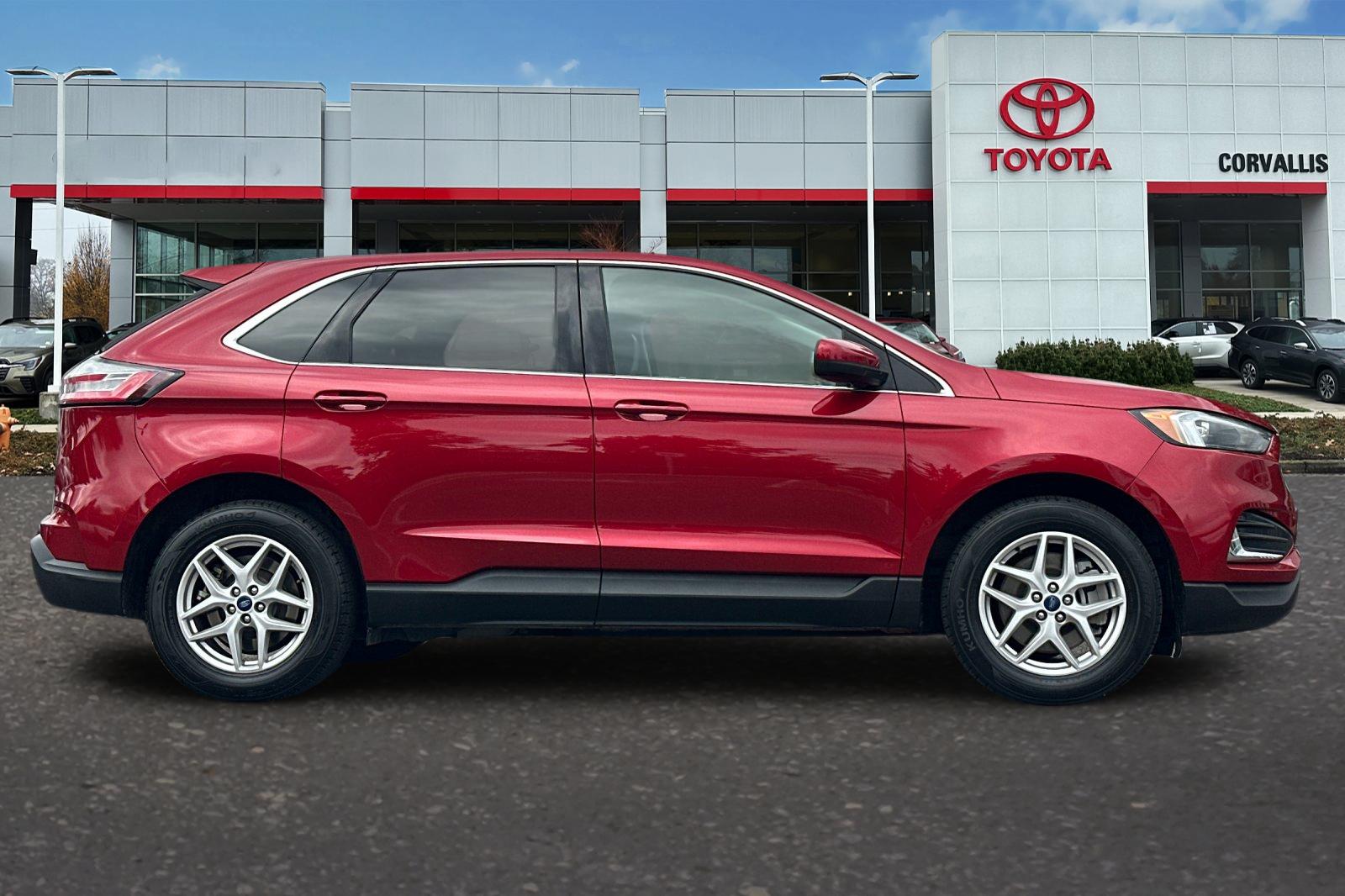 2022 Ford Edge SEL photo 2