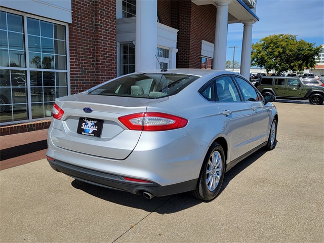 2016 Ford Fusion S photo 3
