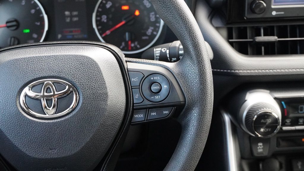 2022 Toyota RAV4 XLE photo 25