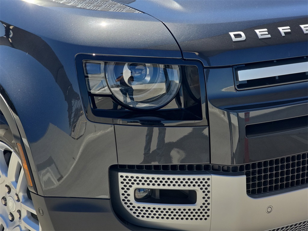 2025 Land Rover Defender 130 S photo 27