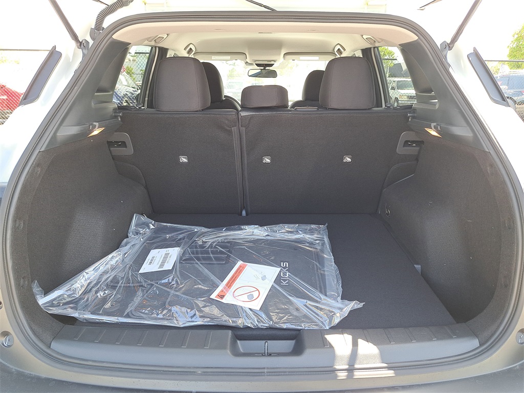 2026 Nissan Kicks SV photo 9