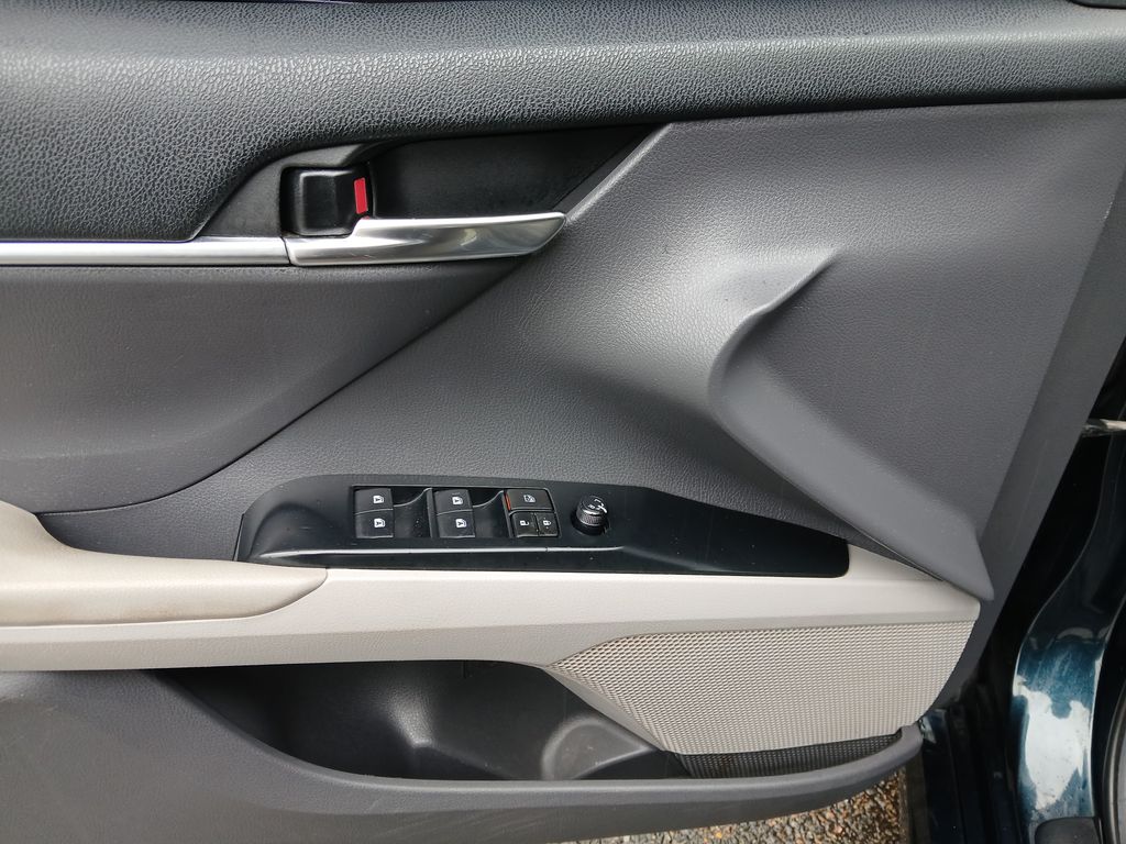 2020 Toyota Camry SE photo 11