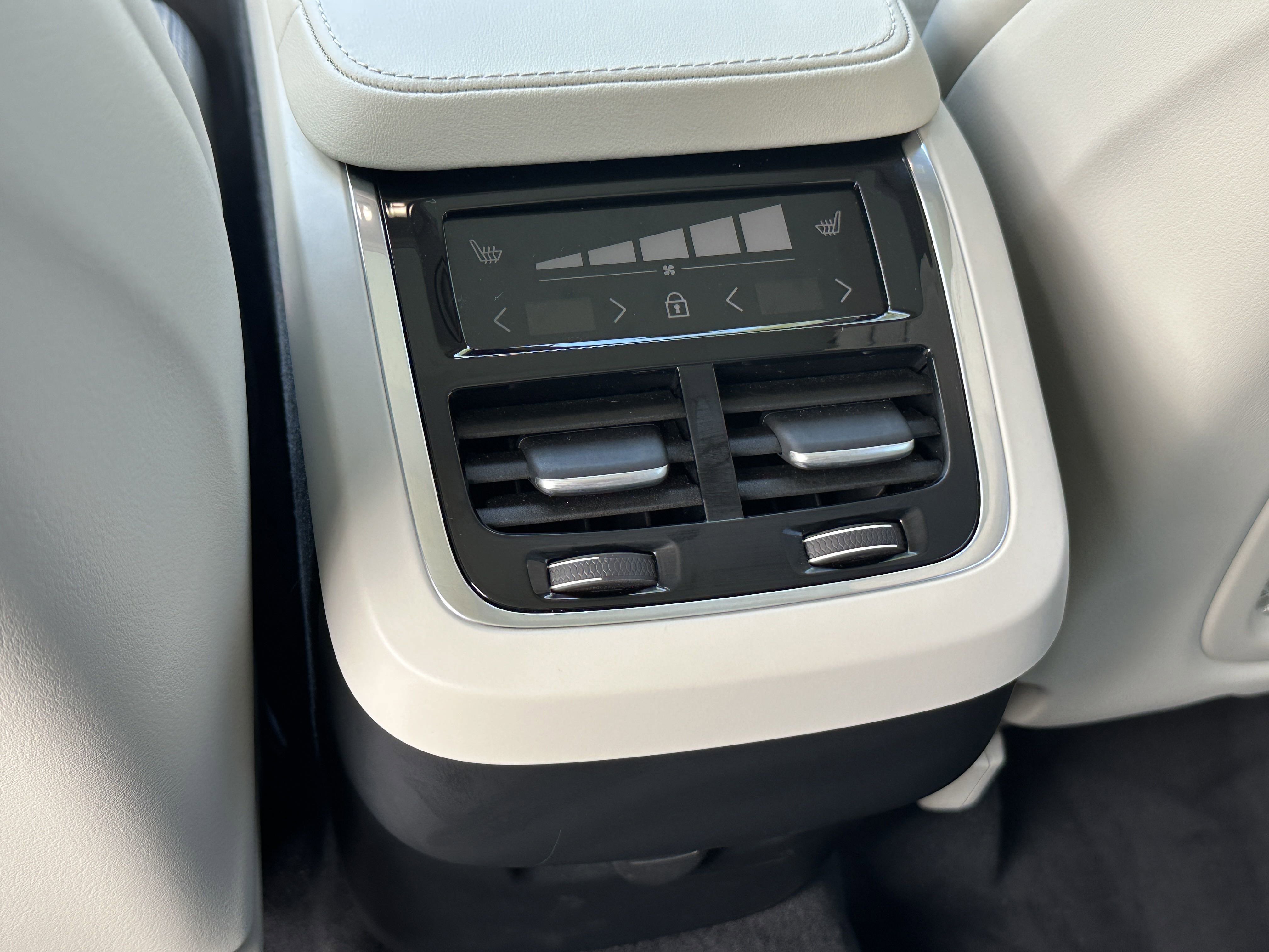 2025 Volvo XC90 photo 8