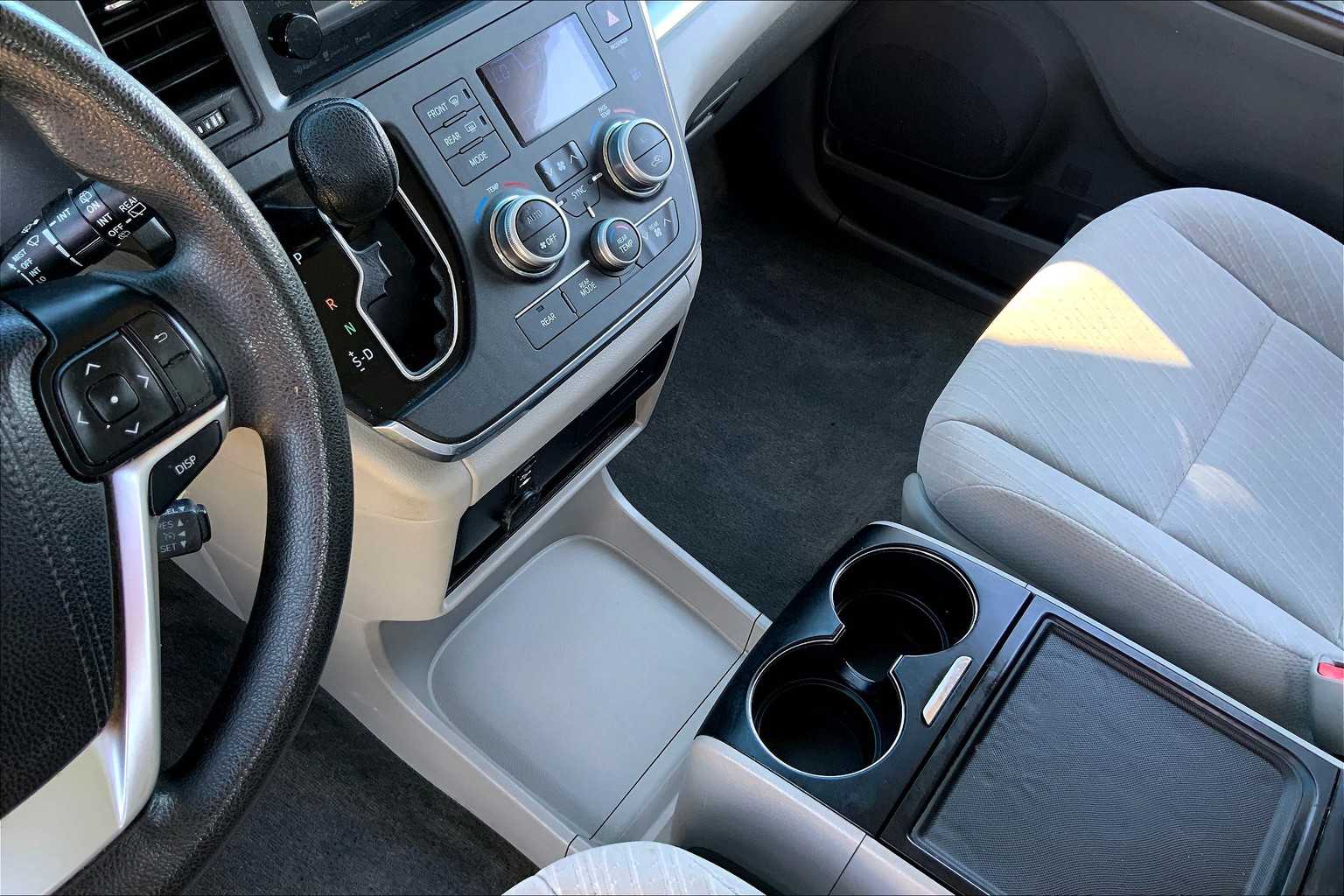 2017 Toyota Sienna LE photo 15