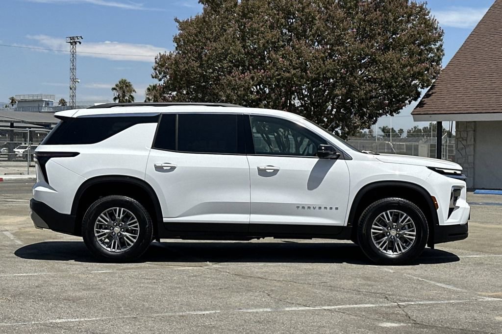 2026 Chevrolet Traverse photo 2
