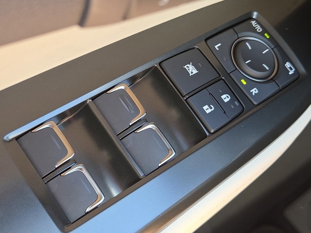 2025 Lexus NX 450h+ Luxury AWD photo 8