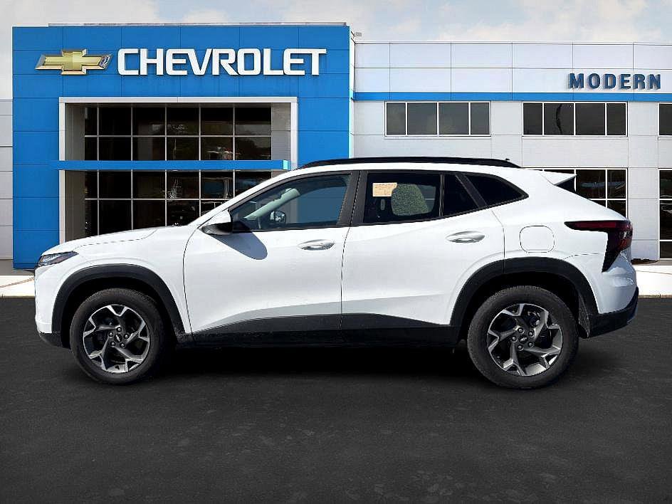 2025 Chevrolet Trax LT photo 2