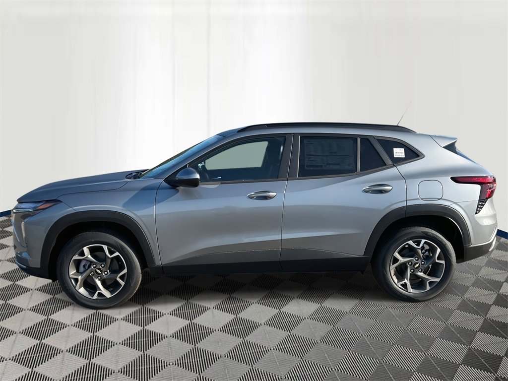 2025 Chevrolet Trax LT photo 2