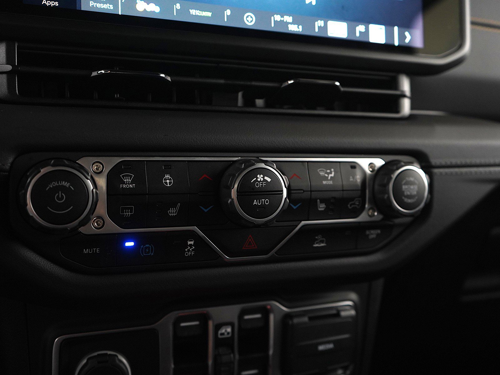 2024 Jeep Wrangler Sahara 4xe photo 21