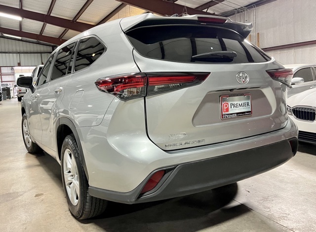 2024 Toyota Highlander LE photo 4