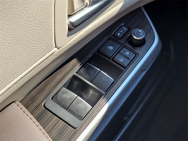 2023 Toyota Sienna Platinum photo 34