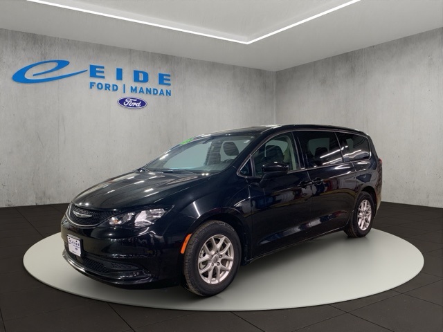 2022 Chrysler Voyager LX photo 2