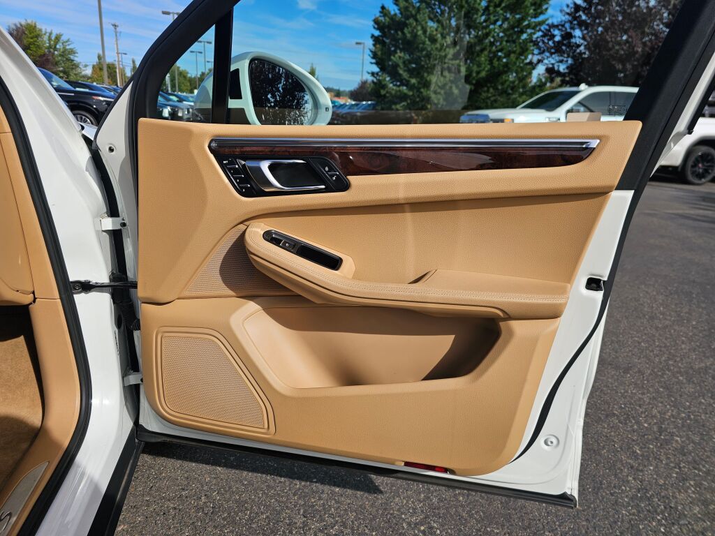 2015 Porsche Macan S photo 10
