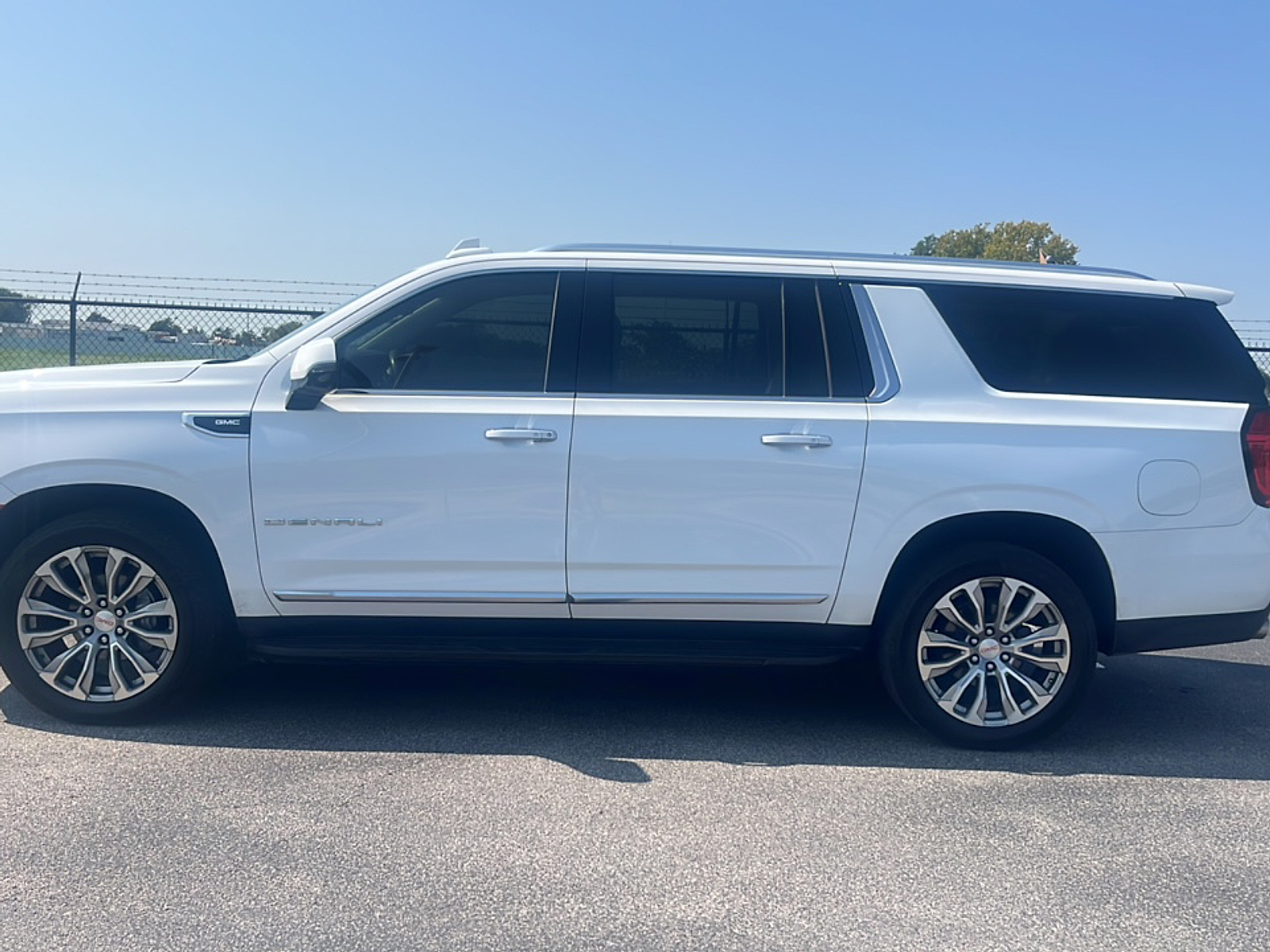2021 Gmc Yukon XL Denali photo 2