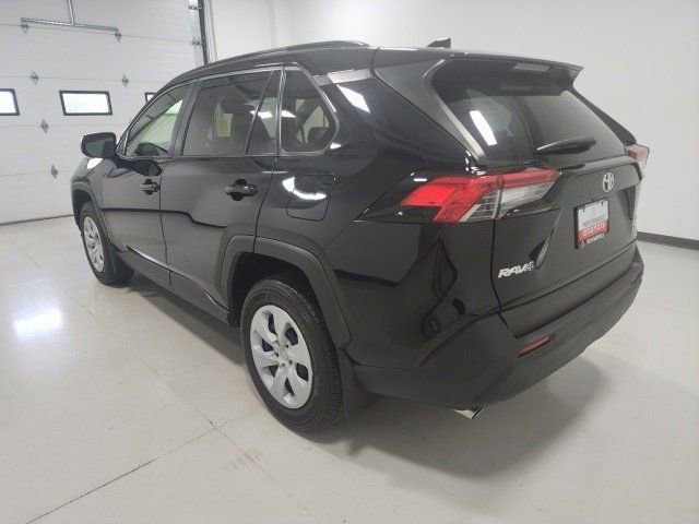 2020 Toyota RAV4 LE photo 4
