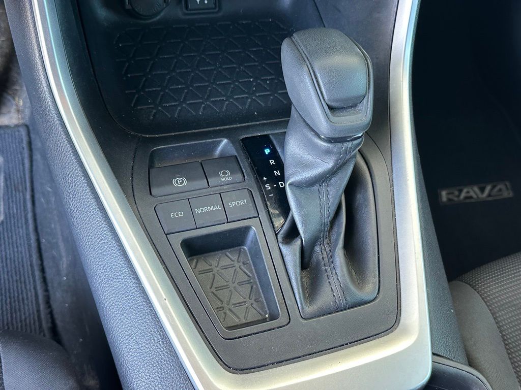 2019 Toyota RAV4 LE photo 16