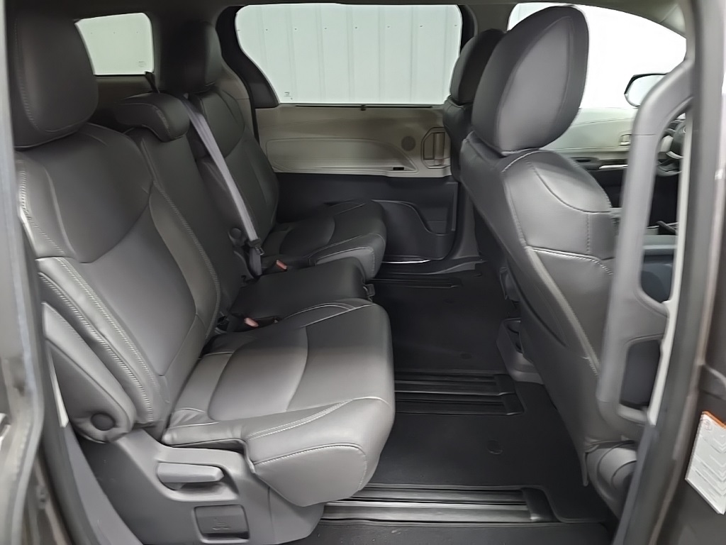 2021 Toyota Sienna LE photo 17