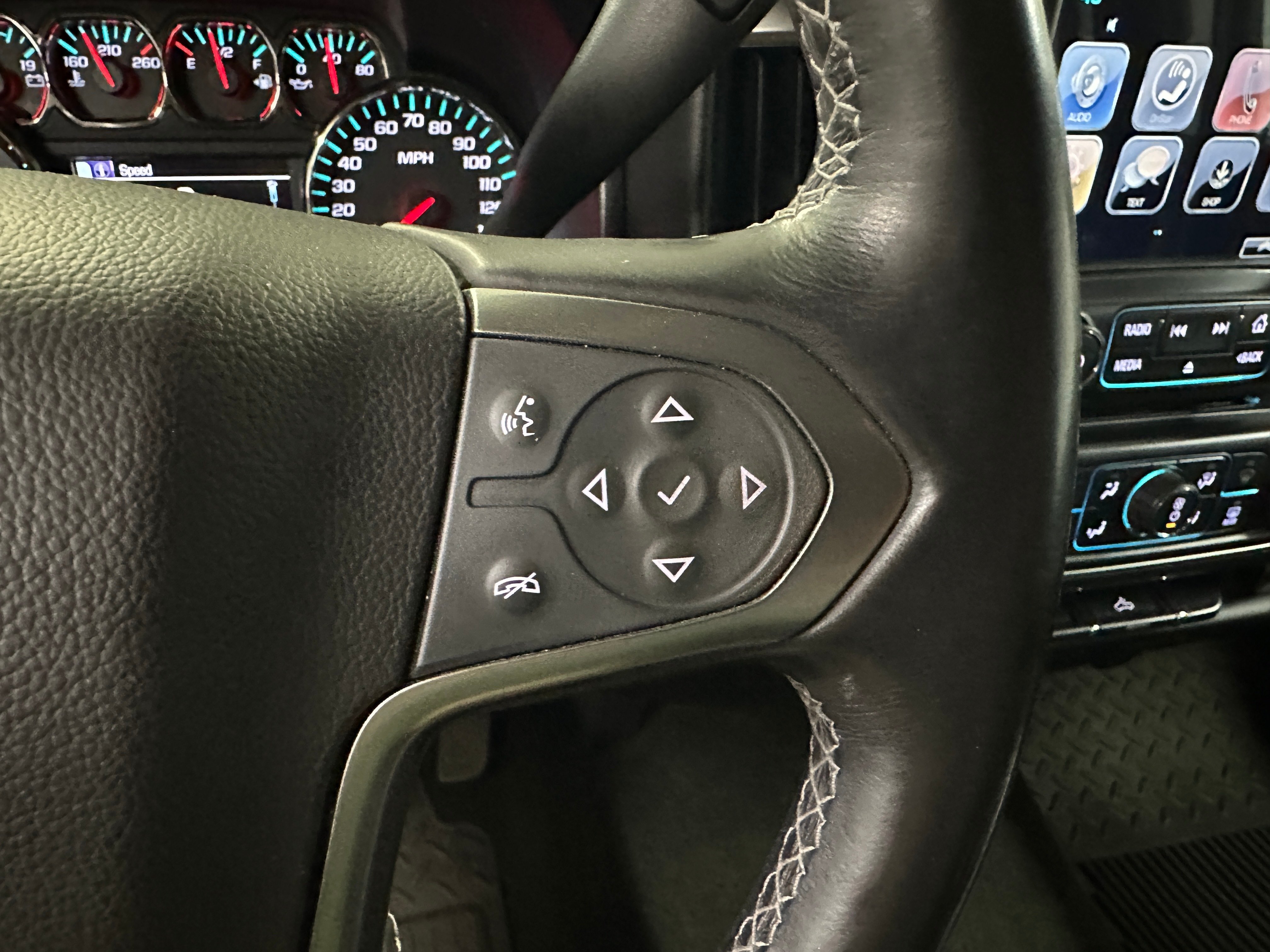 2018 Chevrolet Silverado 1500 LT photo 2