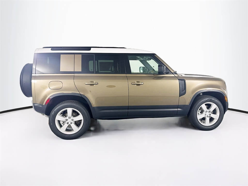 2025 Land Rover Defender 110 S photo 4