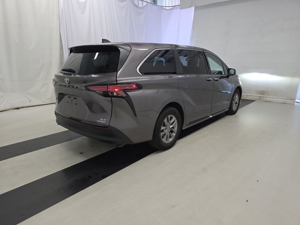 2022 Toyota Sienna XLE photo 2