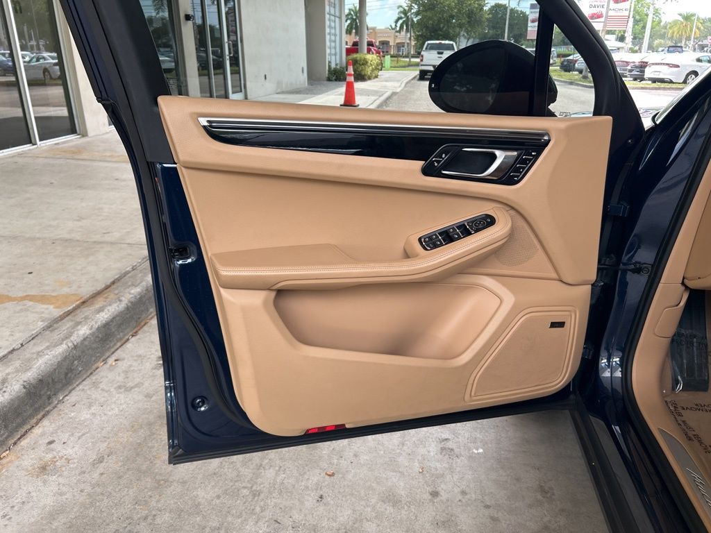 2015 Porsche Macan S photo 35