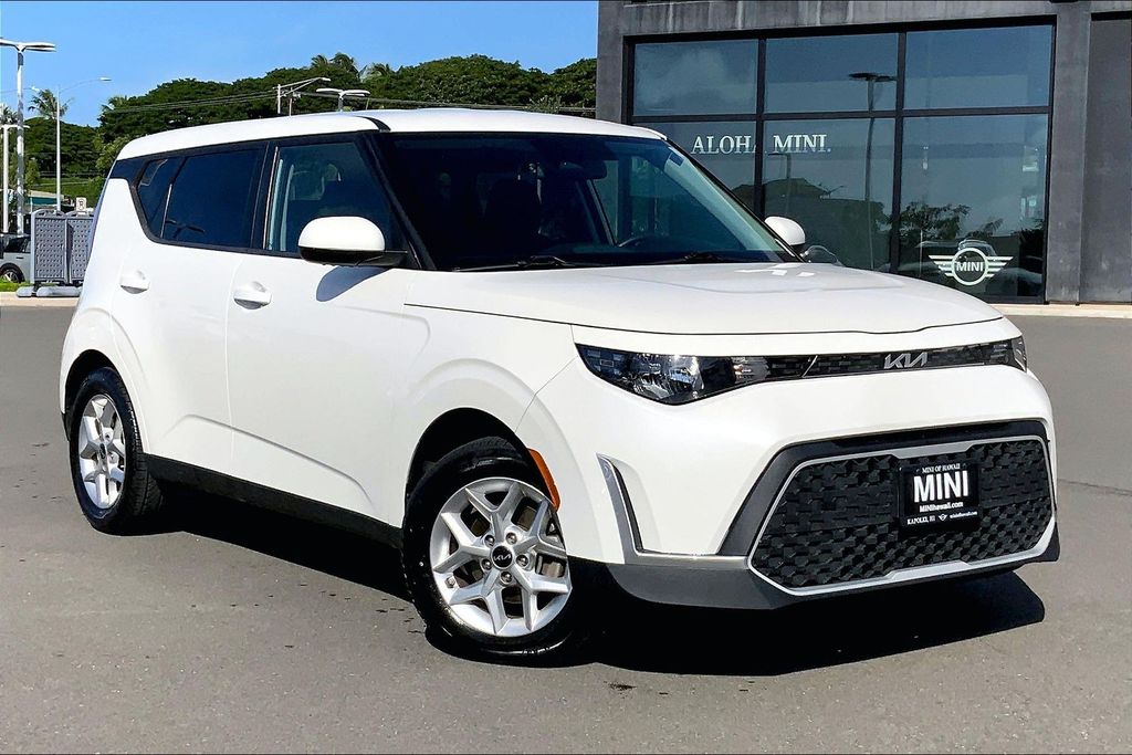 2023 Kia Soul LX's photo